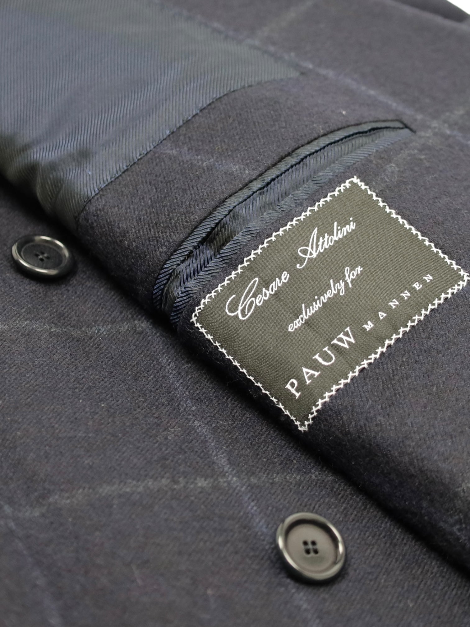 Cesare Attolini marineblauw jasje met dubbele rij knopen