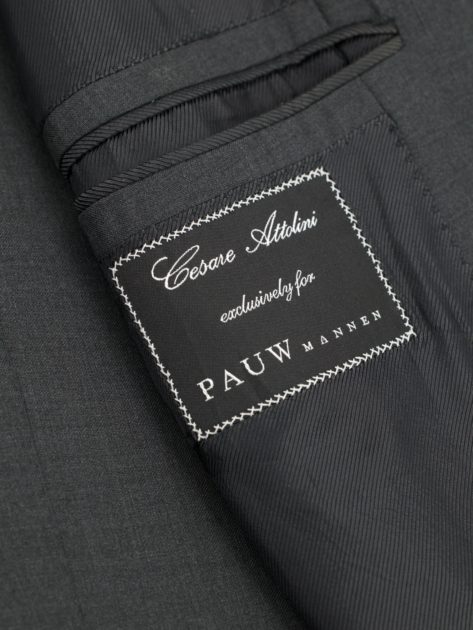 Cesare Attolini Dark Grey Fine-Wool Plain Lungo Suit